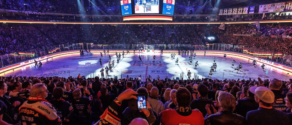 Auch vor den Spielen gedenken die Eisbären Berlin ihres verstorbenen Teamkollegen Tobias Eder.