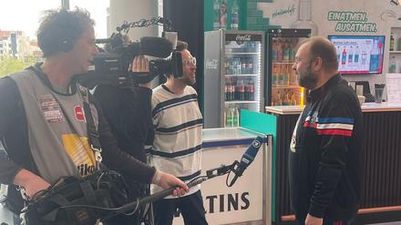 Spencer Theile wird vom RBB interviewt.