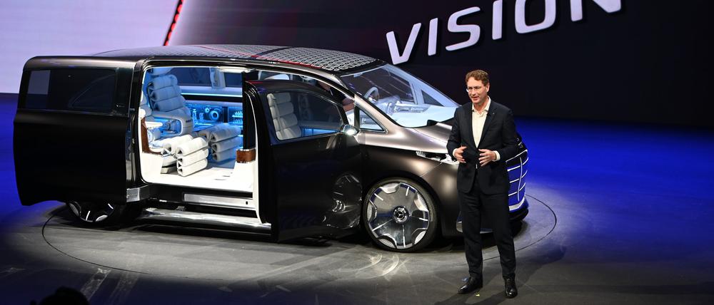Ola Källenius, Vorstandsvorsitzender der Mercedes-Benz Group AG, stellt das Showcar Vision V vor. Mercedes wirbt in diesem Jahr auf der Automesse in Shanghai unter anderem mit dem Thema Sicherheit in seinen Fahrzeugen.