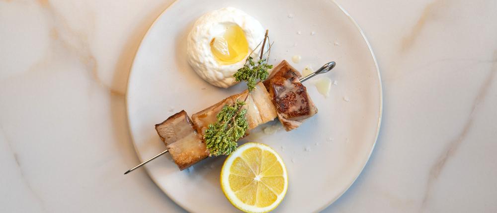 Ein edelgriechisches Programm löste im Restaurant San Ena in Mitte die vormals levantinische Küche ab. 