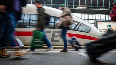 Über Ostern reisen so viele Fahrgäste wie noch nie im Fernverkehr der Deutschen Bahn. (Archivbild)