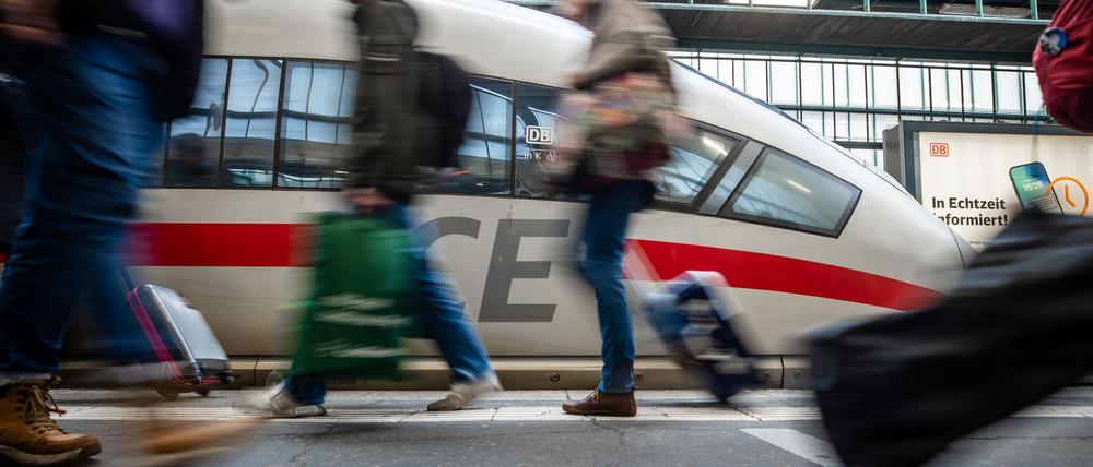 Über Ostern reisen so viele Fahrgäste wie noch nie im Fernverkehr der Deutschen Bahn. (Archivbild)