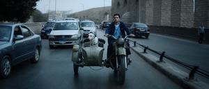 Odyssee durch Kairo. Hassan (Essam Omar) sucht in „Seeking Haven For Mr. Rambo“ eine Bleibe für seinen Hund.