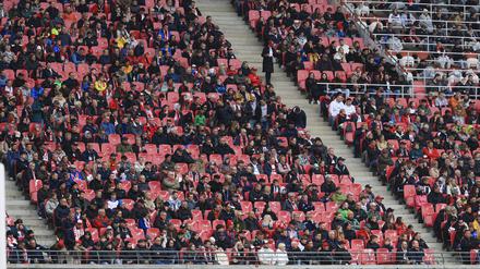 Beim Spiel zwischen Leipzig und Kiel blieben am Samstag viele Plätze frei, trotzdem meldete RB ein ausverkauftes Stadion.