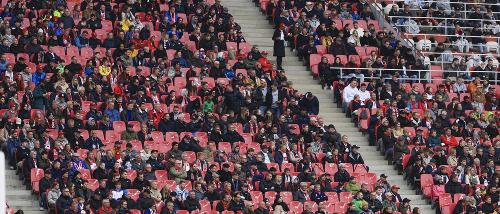 Beim Spiel zwischen Leipzig und Kiel blieben am Samstag viele Plätze frei, trotzdem meldete RB ein ausverkauftes Stadion.