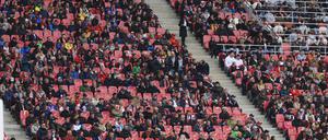Beim Spiel zwischen Leipzig und Kiel blieben am Samstag viele Plätze frei, trotzdem meldete RB ein ausverkauftes Stadion.