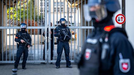 Bewaffnete Polizisten sichern das Oberlandesgericht Celle (Symbolbild).