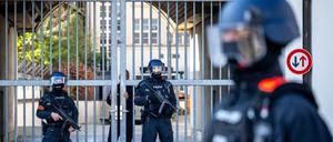 Bewaffnete Polizisten sichern das Oberlandesgericht Celle (Symbolbild).