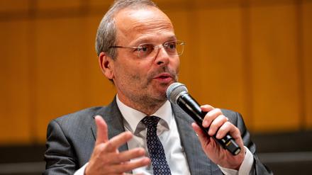 Felix Klein, Beauftragter der Bundesregierung für jüdisches Leben in Deutschland und den Kampf gegen Antisemitismus, spricht bei einer Podiumsdiskussion zum Antisemitismus in einem Saal an der Freien Universität Berlin.