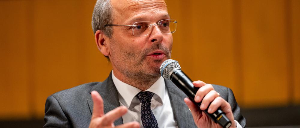 Felix Klein, Beauftragter der Bundesregierung für jüdisches Leben in Deutschland und den Kampf gegen Antisemitismus, spricht bei einer Podiumsdiskussion zum Antisemitismus in einem Saal an der Freien Universität Berlin.