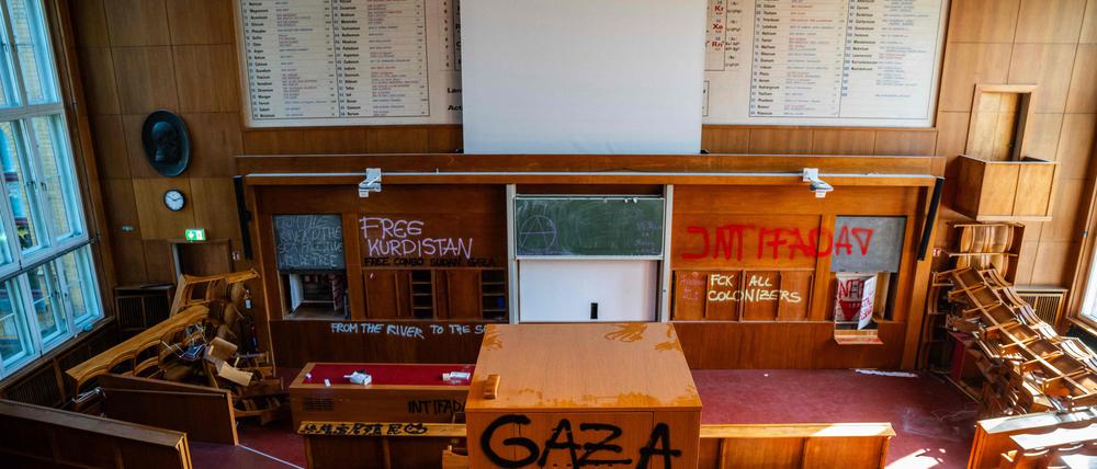 Auch der denkmalgeschützte Hörsaal wurde bei der Besetzung beschmiert.