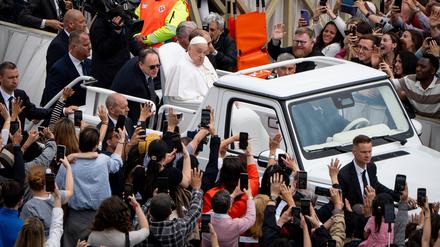 Nach dem Segen Urbi et Orbi ließ sich Papst Franziskus am Ostersonntag rund 15 Minuten über den Petersplatz in Rom fahren.