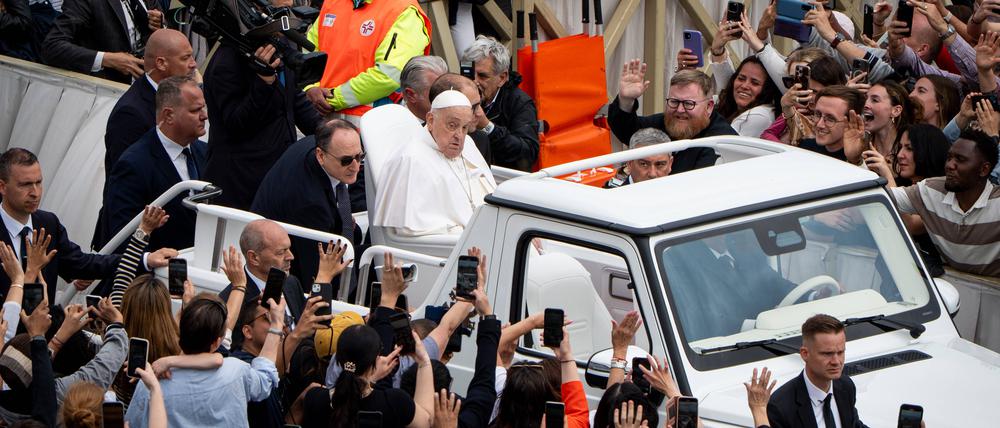 Nach dem Segen Urbi et Orbi ließ sich Papst Franziskus am Ostersonntag rund 15 Minuten über den Petersplatz in Rom fahren.