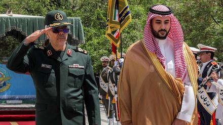 Irans Armeechef Mohammed Bagheri (l.) begrüßt den saudischen Verteidigungsminister Prinz Khalid bin Salman in Teheran.
