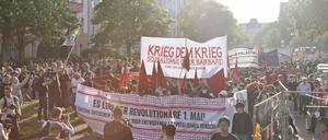 Die sogenannte Revolutionäre 1. Mai-Demo auf dem Weg durch Kreuzberg und Neukölln, fotografiert 2024.
