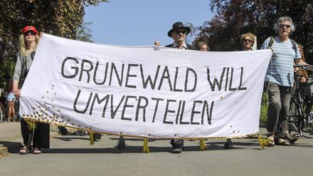 Die Satirische Demo am 1. Mai 2024 in Grunewald lockt tausende Teilnehmer an.