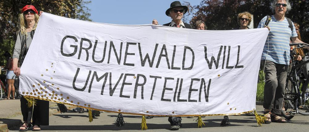 Die Satirische Demo am 1. Mai 2024 in Grunewald lockt tausende Teilnehmer an.