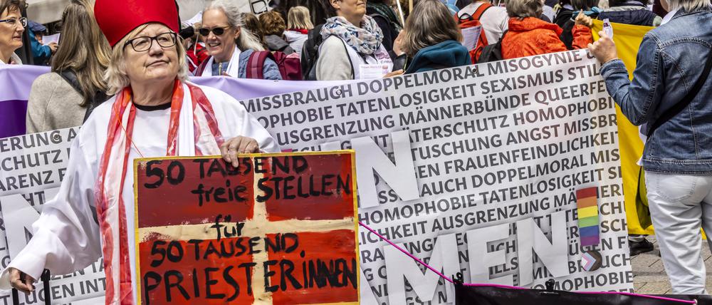 Protest auf dem Kirchentag: Mitglieder von Maria 2.0 fordern mehr Rechte für Frauen in der katholischen Kirche.