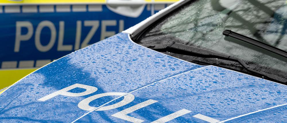 Der Schriftzug „Polizei“ auf der Kühlerhaube eines Autos.