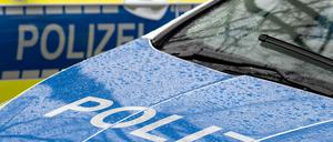 Der Schriftzug „Polizei“ auf der Kühlerhaube eines Autos.