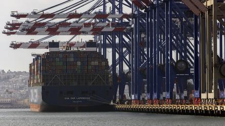 Ein Containerschiff liegt im Hafen von Los Angeles in San Pedro vor Anker.