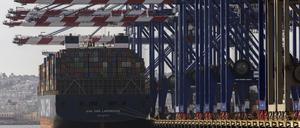 Ein Containerschiff liegt im Hafen von Los Angeles in San Pedro vor Anker.