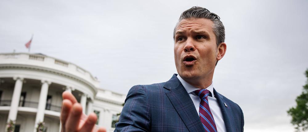 Angespannt? US-Verteidigungsminister Pete Hegseth greift lieber frontal an