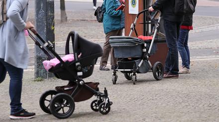 Zwei Kinderwagen in der Potsdamer Innenstadt.