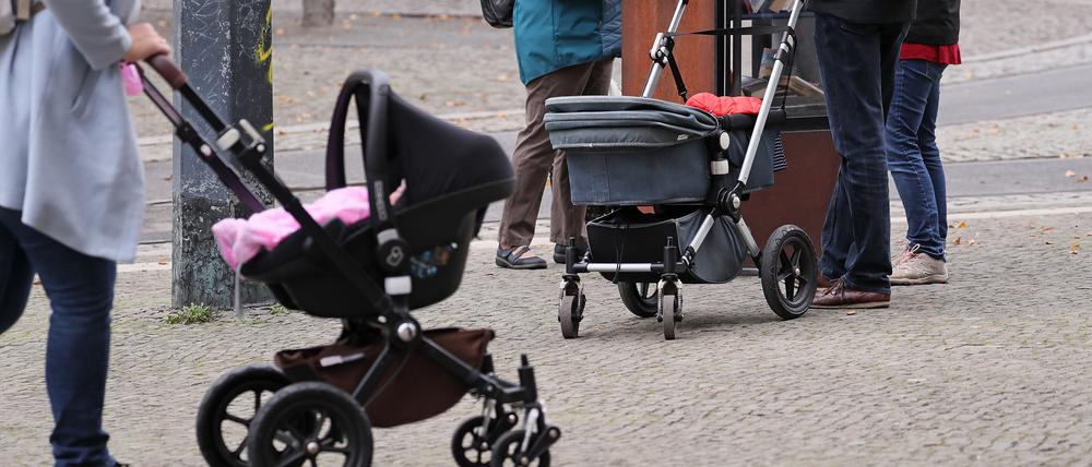 Zwei Kinderwagen in der Potsdamer Innenstadt.
