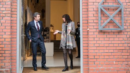 Kristin Feireiss 2021 mit dem damaligen dänischen Kronprinzen Frederik beim Besuch der Aedes-Galerie in Berlin. 