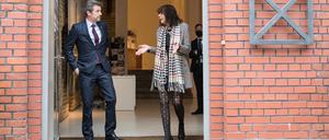 Kristin Feireiss 2021 mit dem damaligen dänischen Kronprinzen Frederik beim Besuch der Aedes-Galerie in Berlin. 