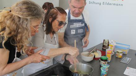 Bei der Eildermann-Stiftung lernen blinde Menschen zu kochen.
