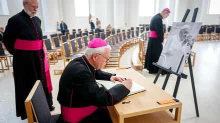 In der Sankt Hedwigs-Kathedrale wir an den gestorbenen Papst Franziskus erinnert. 
