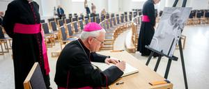 In der Sankt Hedwigs-Kathedrale wir an den gestorbenen Papst Franziskus erinnert. 
