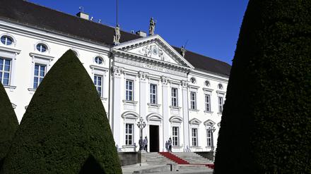 Das Schloss Bellevue ist ein Baudenkmal am Spreeweg 1 im Berliner Ortsteil Tiergarten. Es liegt am Nordrand des Großen Tiergartens zwischen der Spree und der Siegessäule und ist Sitz des Bundespräsidenten.