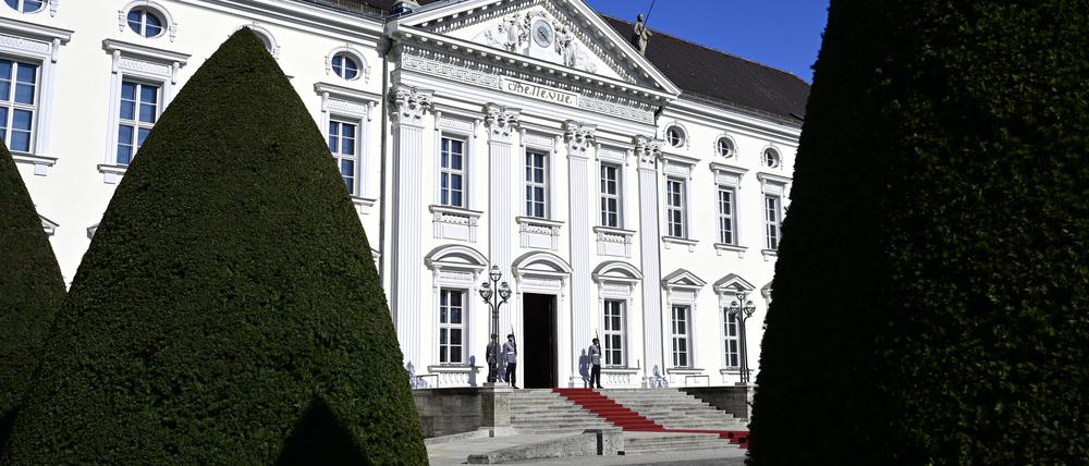 Das Schloss Bellevue ist ein Baudenkmal am Spreeweg 1 im Berliner Ortsteil Tiergarten. Es liegt am Nordrand des Großen Tiergartens zwischen der Spree und der Siegessäule und ist Sitz des Bundespräsidenten.