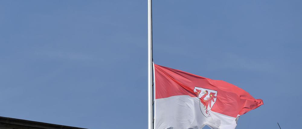 Nach dem Tod von Papst Franziskus hat das Brandenburger Innenministerium für Samstag Trauerbeflaggung an Dienstgebäuden des Landes angeordnet. (Archivbild)