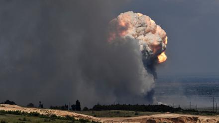 Russische Arsenale gehören zu den Hauptzielen ukrainischer Angriffe - im jüngsten Fall soll aber fahrlässiger Umgang mit Munition an den Explosionen schuld sein. (Archivbild)