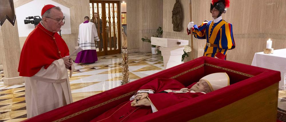 Der tote Papst Franziskus liegt nun in der Kapelle seiner Residenz Santa Marta im offenen Sarg.