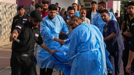 Sanitäter tragen einen verwundeten Touristen auf einer Bahre in ein Krankenhaus, nachdem Angreifer wahllos auf Touristen in Pahalgam im indisch kontrollierten Kaschmir geschossen haben. 