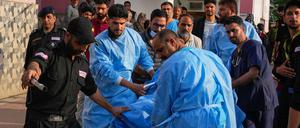 Sanitäter tragen einen verwundeten Touristen auf einer Bahre in ein Krankenhaus, nachdem Angreifer wahllos auf Touristen in Pahalgam im indisch kontrollierten Kaschmir geschossen haben. 