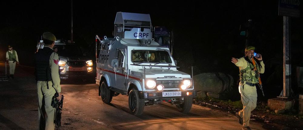 Indische Polizisten kontrollieren Straßen im Süden Kaschmirs, nachdem dort Angreifer wahllos das Feuer auf Touristen eröffnet haben.