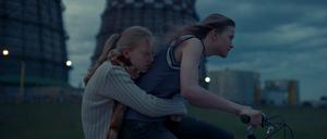 Zwischen Kühltürmen und Industriegebäuden: Die Teenager Marija (Vesta Matulytė) und Kristina (Ieva Rupeikaitė) befinden sich auf der Flucht.