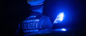 ILLUSTRATION - 30.11.2023, Baden-Württemberg, Stuttgart: Bei einem Einsatz in Herten am späten Montagabend wurde ein Polizist von einem Hund gebissen. (Symbolfoto) (zu dpa: «Unfall auf der A81 - Sechs Verletzte und hoher Schaden») Foto: Marijan Murat/dpa +++ dpa-Bildfunk +++