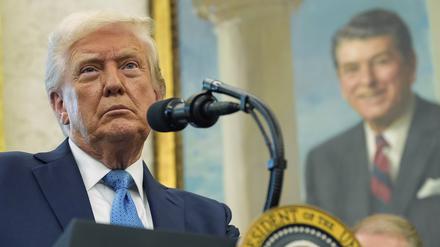 US-Präsident Donald Trump spricht mit Reportern im Weißen Haus.