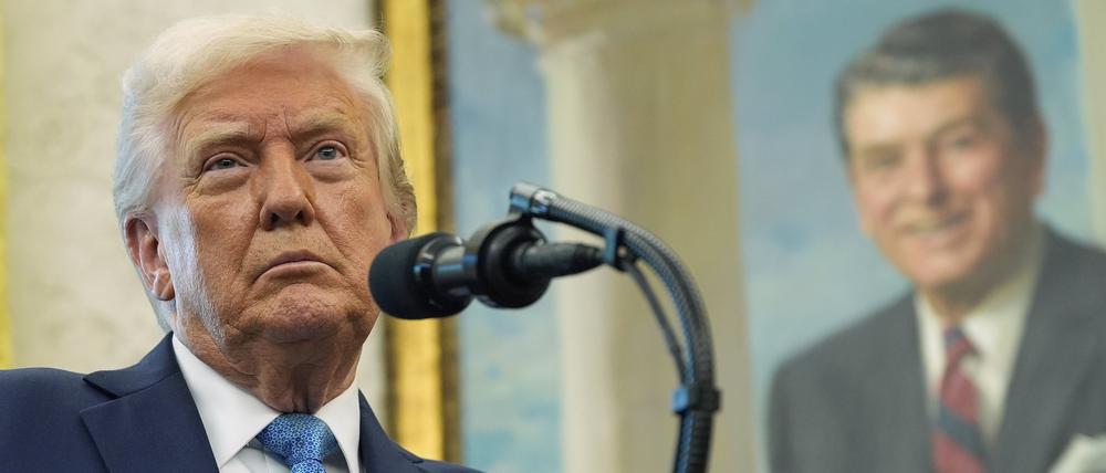 US-Präsident Donald Trump spricht mit Reportern im Weißen Haus.