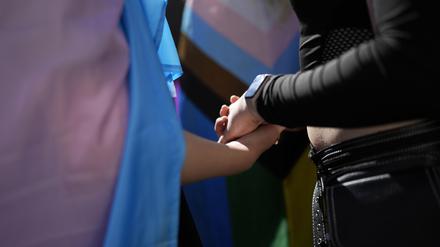 Portugal, Lissabon: Ein Paar hält sich an den Händen, während es an einem Marsch zum Transgender Day of Visibility teilnimmt. (Symbolbild)