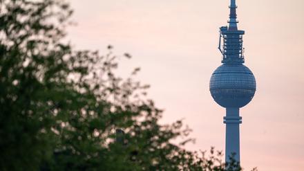 Das Morgenrot scheint hinter dem Berliner Fernsehturm.