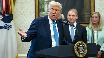 US-Präsident Donald Trump im Weißen Haus bei der feierlichen Vereidigung von Paul Atkins als Leiter der Börsenaufsichtsbehörde SEC.