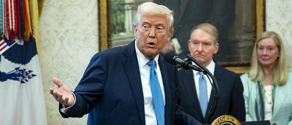 US-Präsident Donald Trump im Weißen Haus bei der feierlichen Vereidigung von Paul Atkins als Leiter der Börsenaufsichtsbehörde SEC.